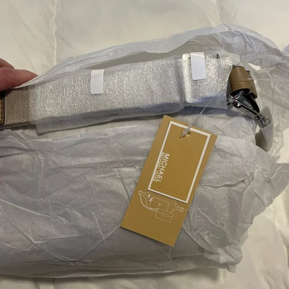 MICHAEL KORS Maisie 2-in-1 Sling Pack Waist Pack Pebbled Leather Camel, NWT - Picture 7 of 12